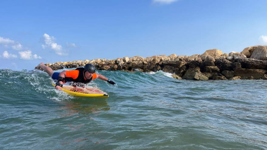 אמיר גולש עם האביזר שעוזר לו להתייצב