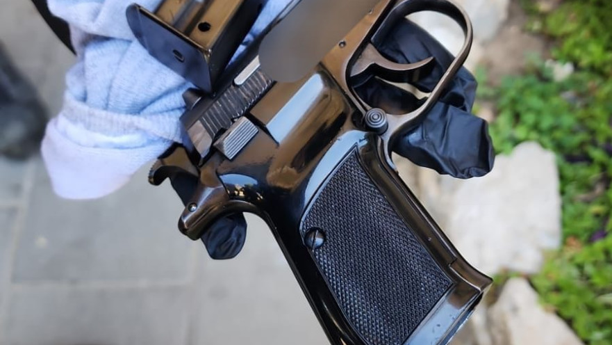 אקדח ברטה ומחסנית שהוסלקו בעכו