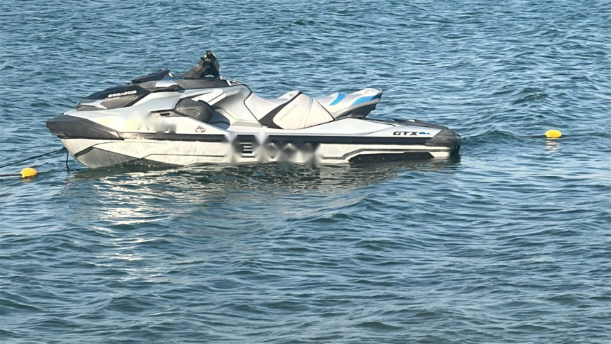 אופנוע הים שנמצא נטוש בעומק הימה ונגרר לחוף