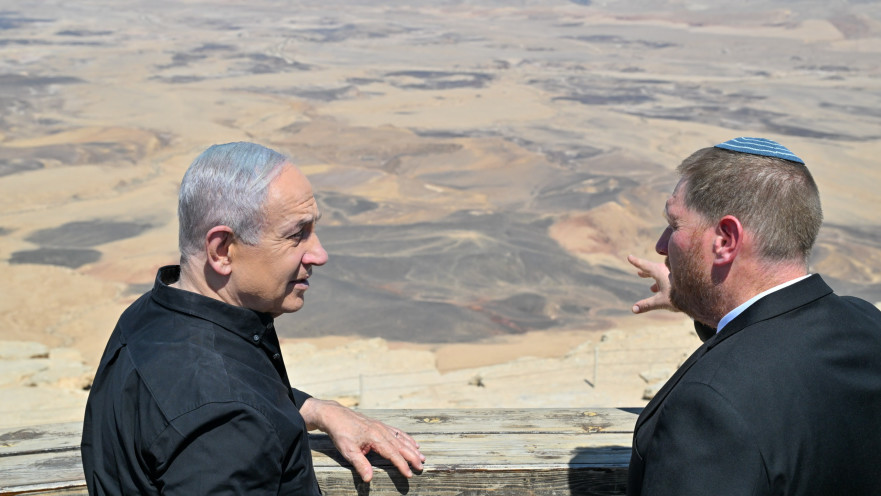 ראש הממשלה נתניהו וראש מועצת מצפה רמון אליה וינטר מתצפתים באזור