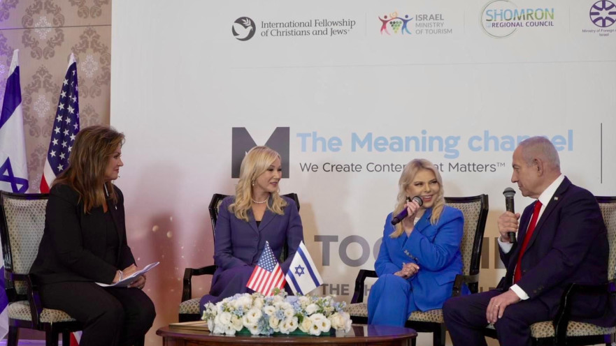 ראש הממשלה בנימין נתניהו ורעייתו שרה עם פסטור פולה וויט-קיין