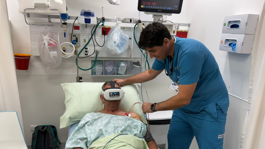 פרופ' בן אסא ומטופל. VR לפני הצנתור