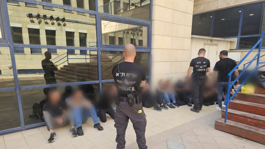12 פועלים פלסטינים נעצרו במסעדה בנמל יפו