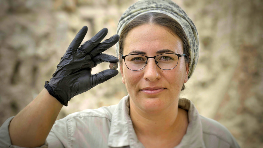 אסתר ראקוב-מלט, מנהלת החפירה מטעם רשות העתיקות, עם המטבע