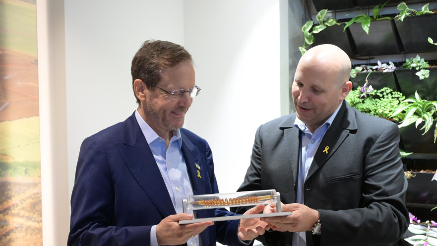 מיודובניק מעניק לנשיא הרצוג את הטפטפת הראשונה