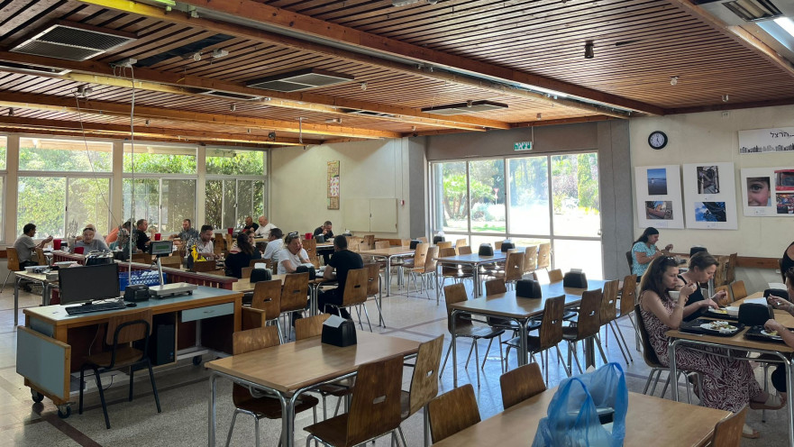 חדר אוכל קיבוץ רעים