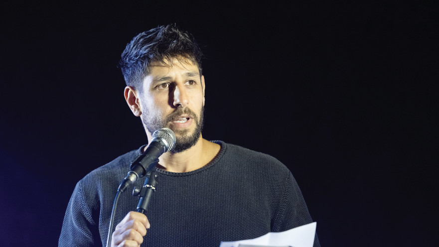 עידן עמדי נואם בהפגנת הימין