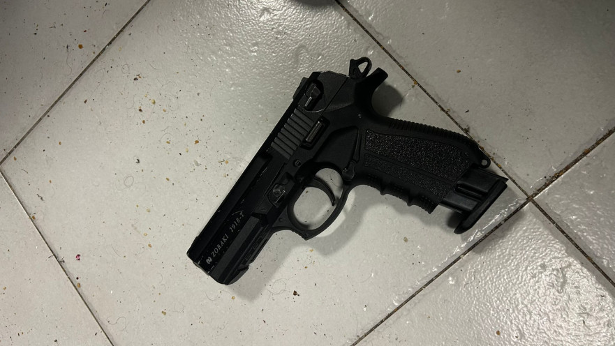 האקדח שנמצא בביתו של החשוד בנשר