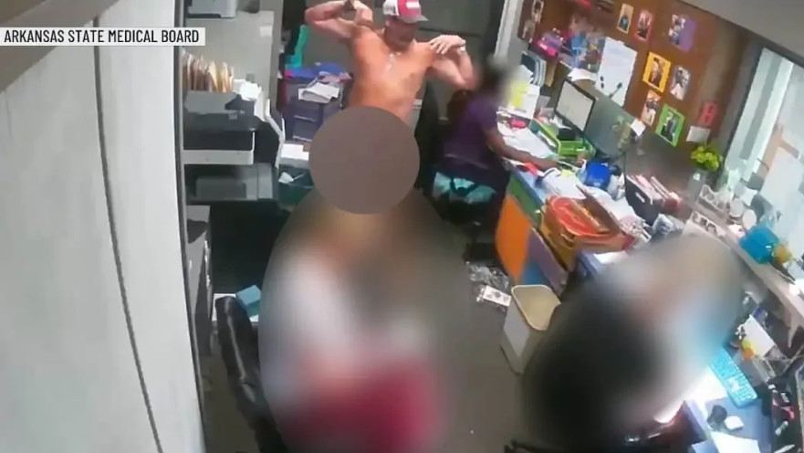 הרופא מסתובב עירום ליד עובדות במרפאה