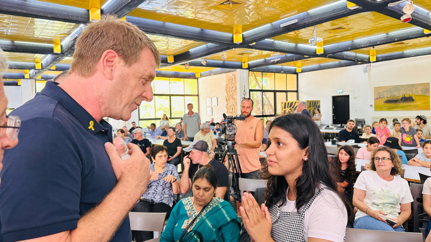 תמיר עידאן עם משפחת החטוף הנפאלי