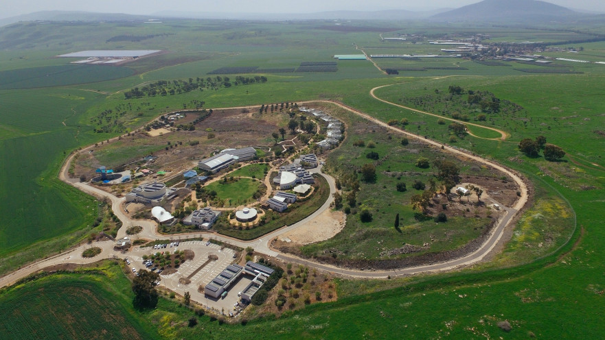כפר נהר הירדן. חלקת אלוהים, גן עדן לילדים עלי אדמות