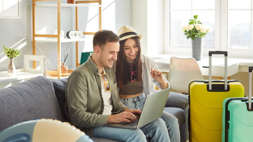 זוג מזמין חופשה