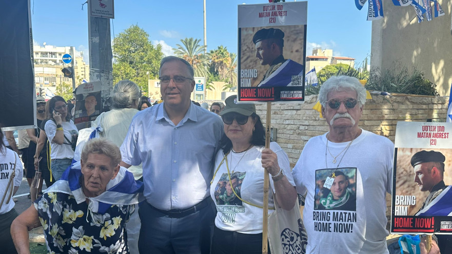 מרדכי ורינה אנגרסט לצד ראש עיריית קריית ביאליק ומפגינה נוספת