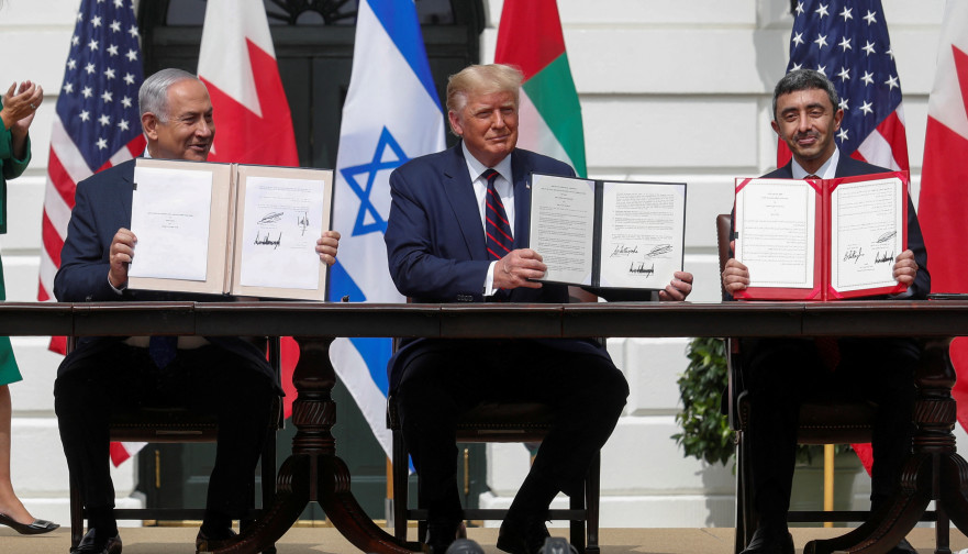עבדאללה בן זאיד, דונלד טראמפ ובנימין נתניהו חותמים על הסכמי אברהם (צילום: REUTERS/Tom Brenner/File Photo)