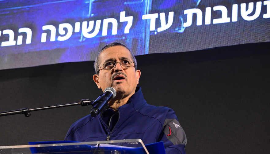 מפכ"ל המשטרה לשעבר, רנ"צ בדימוס רוני אלשיך בהפגנה בכיכר הבימה (צילום: אבשלום ששוני)