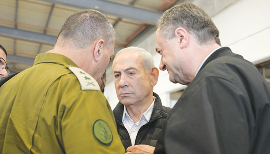 כ"ץ, נתניהו, זמיר. בסיס פלמחים מרץ 2026 (צילום: מעיין טואף/לע״מ)