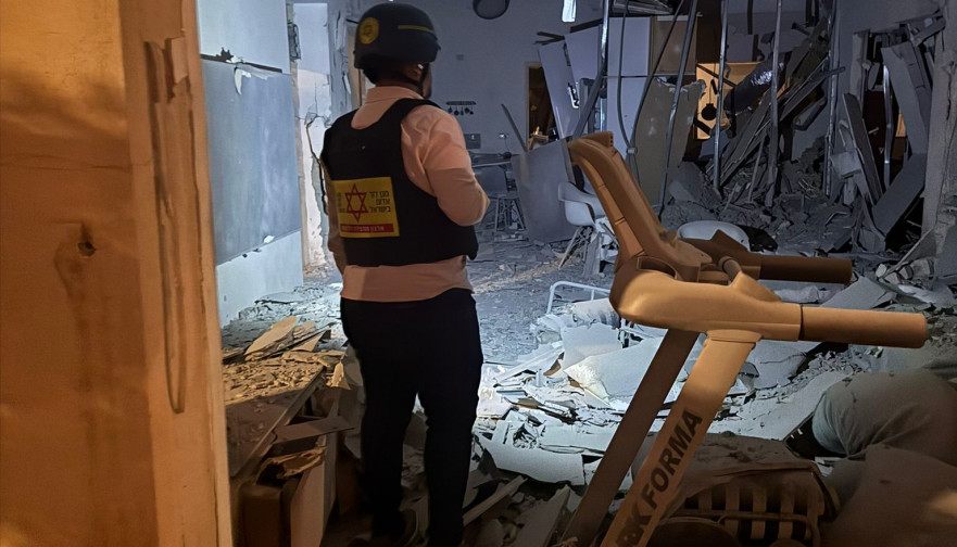 מבנה שנפגע משברי יירוט ברמת-גן (צילום: תיעוד מבצעי מד"א)