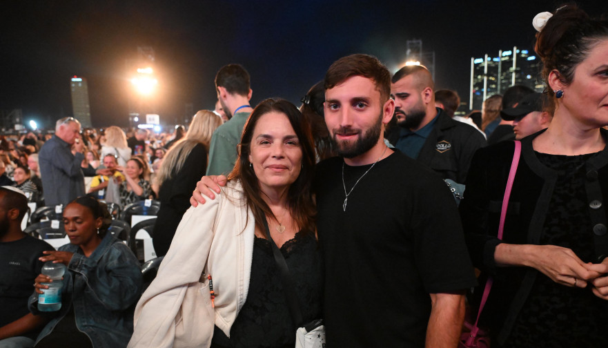 מתן אנגרסט טקס הזיכרון הלאומי של משפחות 7 באוקטובר ותנועת “קומו״