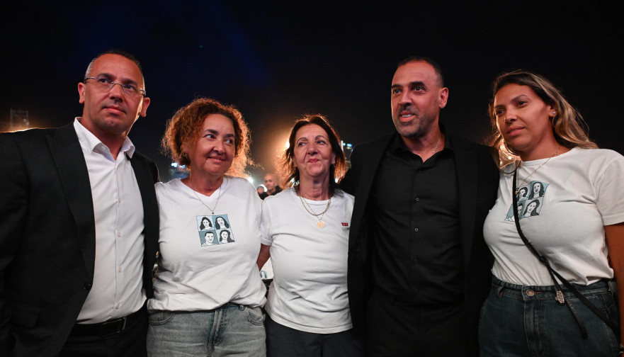 האחים אלי ושרון שרעבי בטקס הזיכרון הלאומי של משפחות 7 באוקטובר ותנועת “קומו״