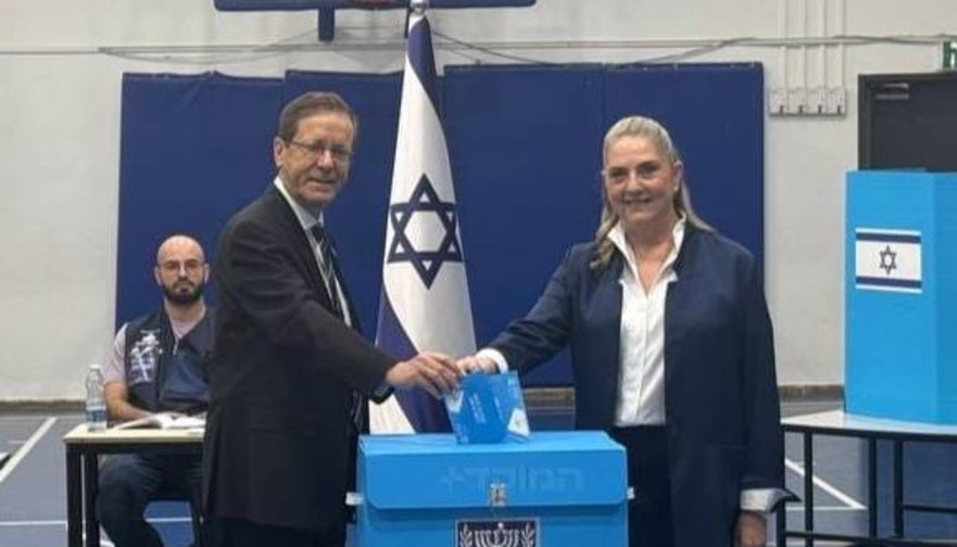 יצחק הרצוג ורעייתו מיכל בבחירות 2026