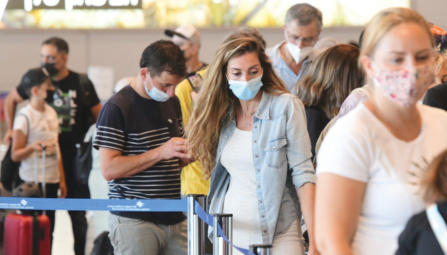 אנשים עם מסכות בנתב"ג (צילום: אבשלום ששוני)