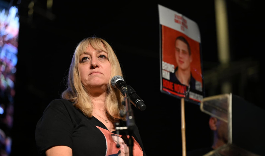 דודתו של עומר נאוטרה בכיכר החטופים: "אין אוויר לנשום, כי רק כשנחזיר, נקום"