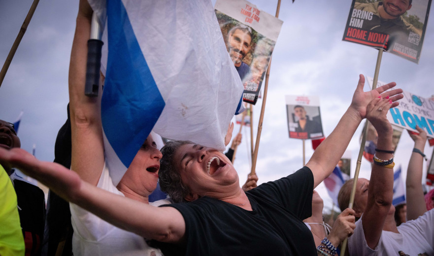 צעקות, בכי, דגלים, חיבוקים וקונפטי בכיכר החטופים: "שמענו שהם בידי צה״ל ורעדנו, זה הניצחון האמיתי"