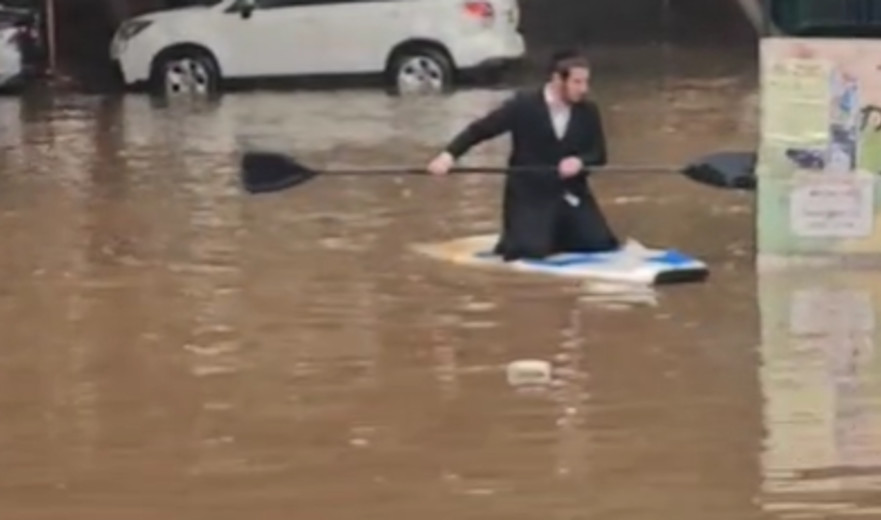 חרדי על חסקה באמצע הרחוב: כל התיעודים מההצפות בנתניה