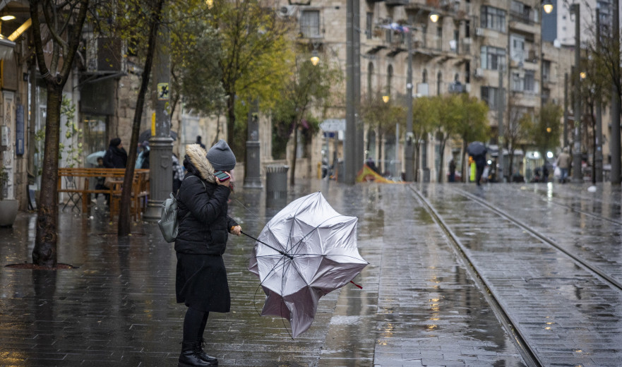 מזג האוויר הסוער נמשך: לוחמי האש במחוז ירושלים פרוסים ברחבי העיר