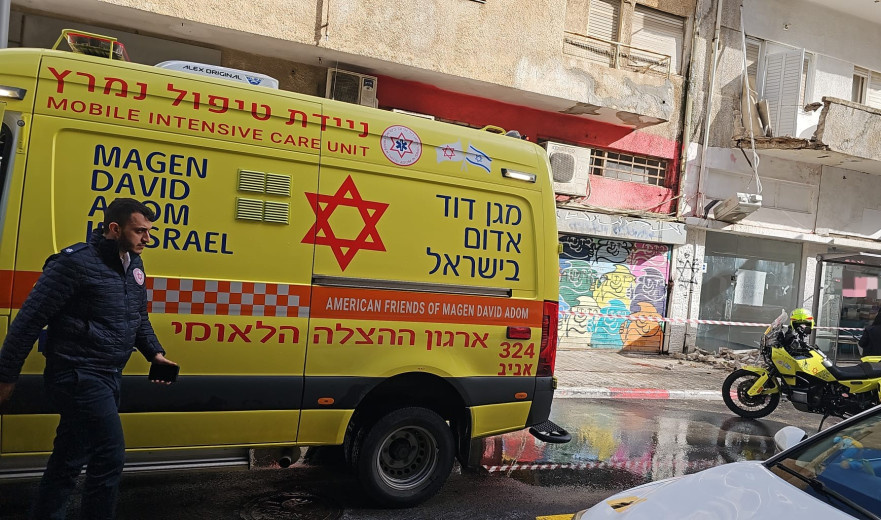 מרפסת קרסה בתל אביב; גבר כבן 70 נפצע באורח קשה