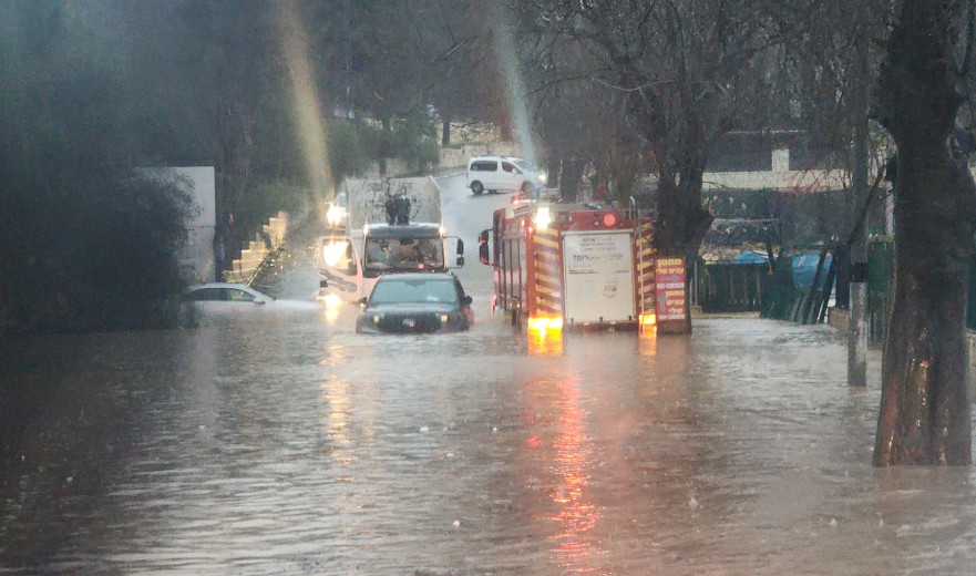 גבר ואישה חולצו מרכב מוצף באבו גוש