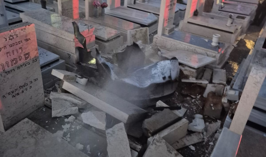 חלקי מיירט נפלו בבית העלמין סגולה בפתח תקווה ובאזורי התעשייה באזור