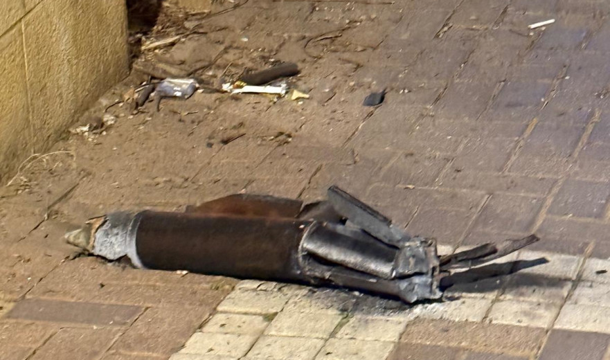 צפו: תושבים במרכז הארץ רוקדים ליד זירה שבה נפל רסיס במרכז הארץ