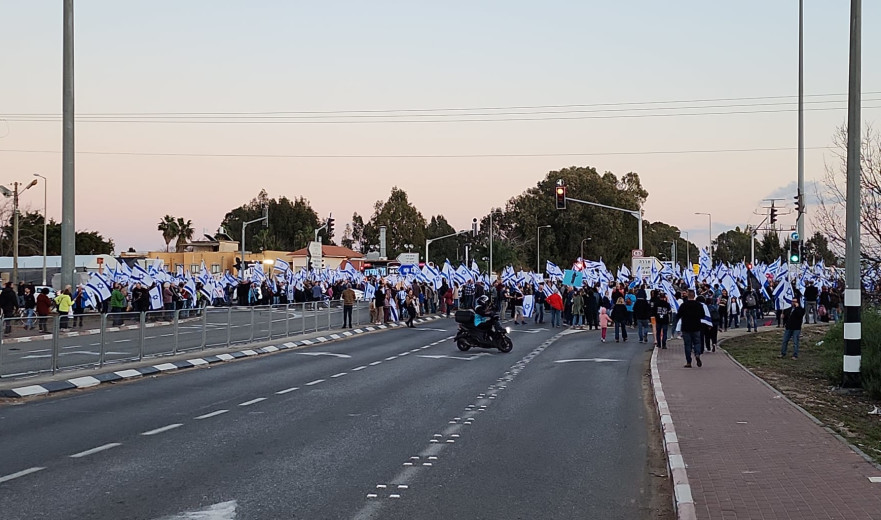 סמוך לצומת כרכור: מאות מפגינים חוסמים את כביש 65 לסירוגין
