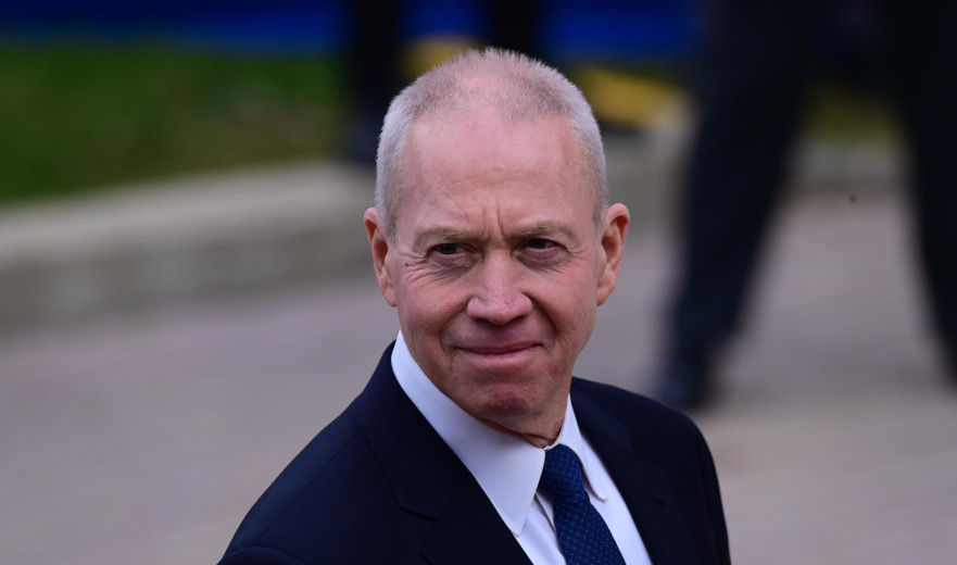 עשרות מפגינים מחו מול ביתו של יואב גלנט