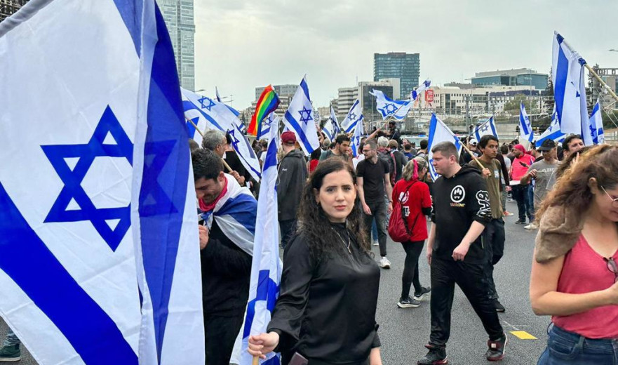 חברת הכנסת נעמה לזימי ('העבודה') בהפגנה בנתיבי איילון