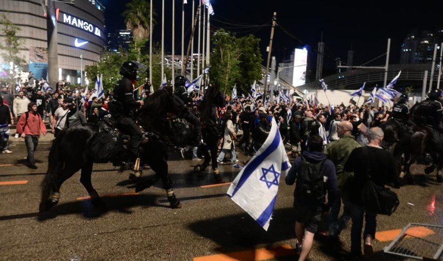 המשטרה השתמשה ברימוני הלם נגד המפגינים בתל אביב