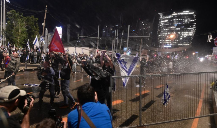 המשטרה: שני שוטרים נפצעו מחפצים שמפגינים יידו לעברם בתל אביב