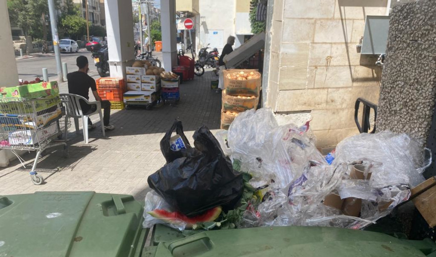 עובד בירקנייה: "לא מפנים ליד החנות, זה מביא זוהמה. אם לא יאספו - זה יהפוך למזבלה, לא תקין"