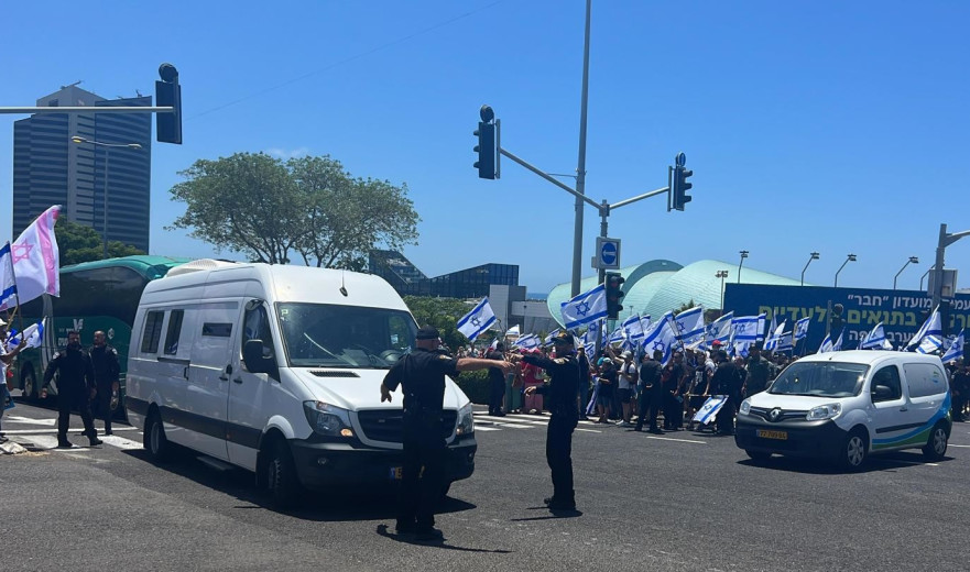 אלפי מפגינים בצומת מת״מ בחיפה, שניים נעצרו