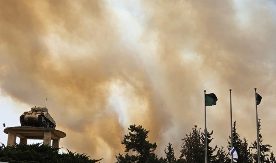 עשן השריפות מיתמר בשמיים מעל טקס הזיכרון של השריון בלטרון
