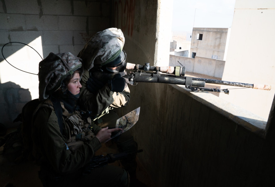 לוחמות צה''ל (למצולמות אין קשר לנאמר בכתבה)