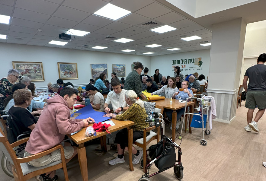  דיירי בית גיל הזהב שמבלים עם הילדים המפונים