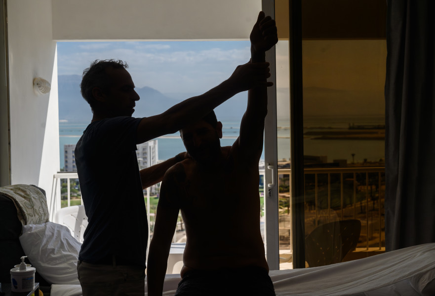 הפיזיותרפיסט של בארי ממשיך לטפל בהתנדבות במפוני העוטף ובפצועים מהשבת השחורה