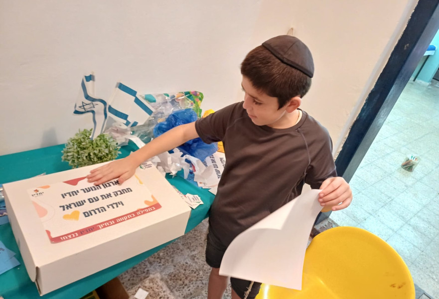 מסייעים למפונים בכל דרך. מתנדב ''יחדיו''