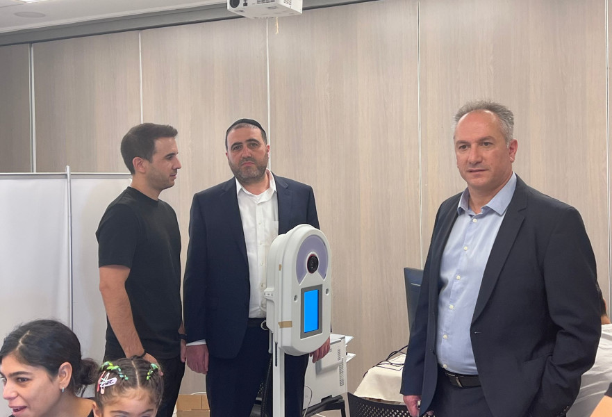 מנכ''ל רשות האוכלוסין וההגירה, אייל סיסו (מימין)