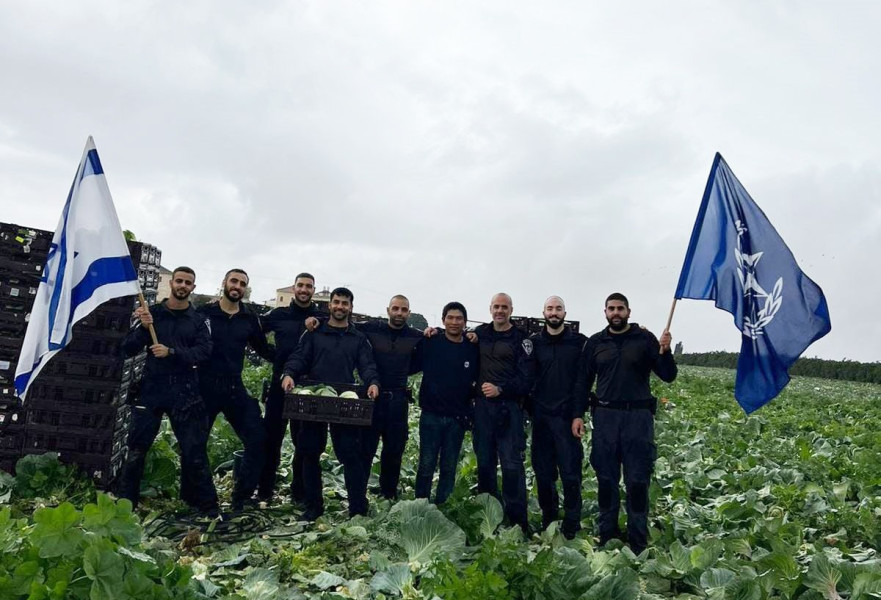 לוחמי יחידת יס''מ עמקים במחוז הצפוני מחבקים את חקלאי הדרום