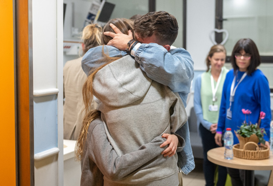 מייה שם מתאחדת עם בני משפחתה