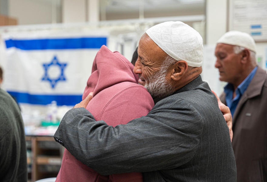 האחים אלזיאדנה מתאחדים בני המשפחה שלהם