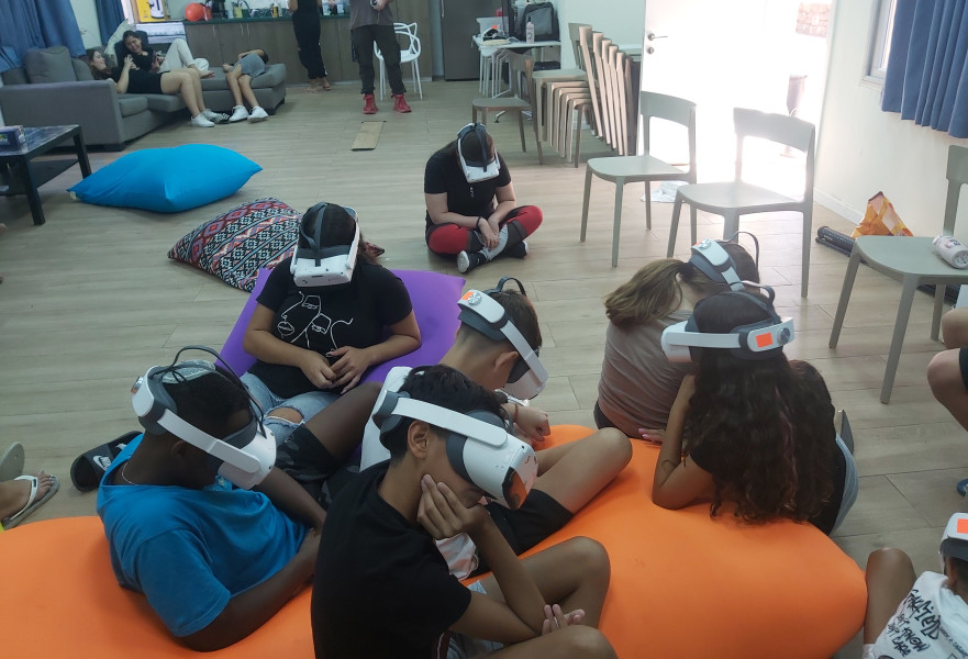 ''משקפי ה- VR נתנו לילדים תחושה של קצת חו''ל בתוך הבלאגן.''